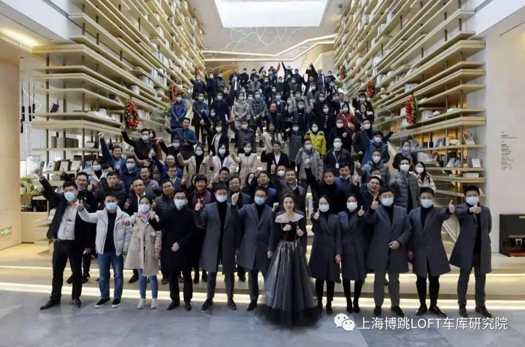 中卫全国一百多人在华侨城汉口道6号参观研讨LOFT专利车库技术！